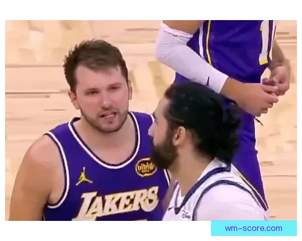 海斯20分钟8中8砍19+7疯狂一战 赛后呼吁东契奇减少吃T次数